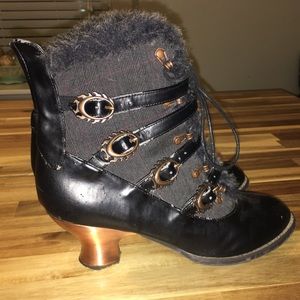 Size 10 hades Nephele low heel buckle boot